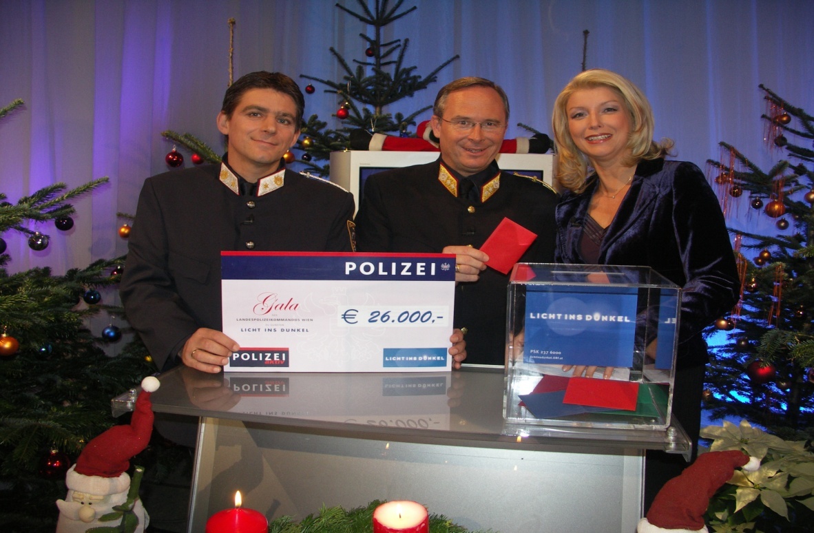 Licht ins Dunkel Scheck�bergabe Weihnachten